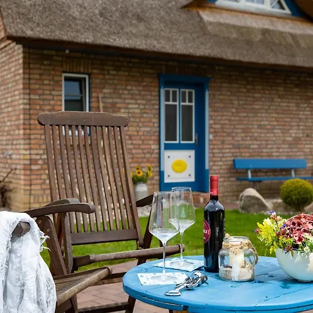 Casa vacanze Exklusives Reetdachhaus Mit Sauna In *